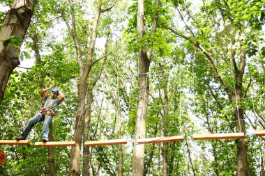 ipleri bir parkın içinde adam