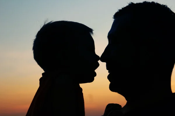 Vater mit Baby-Silhouetten — Stockfoto