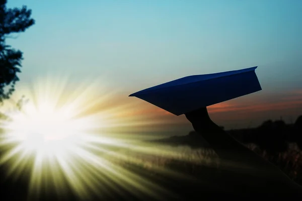 Kind silhouet die kartonnen vliegtuig — Stockfoto