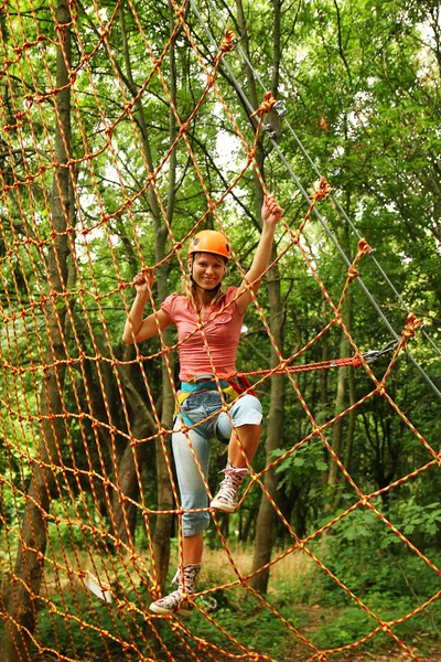 Chica en el parque en las cuerdas — Foto de Stock