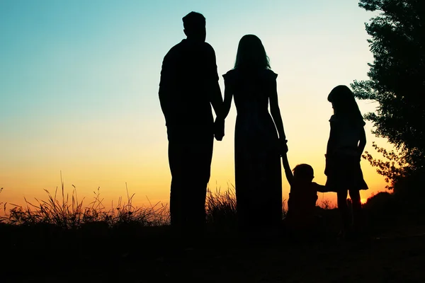 Silhouetten einer glücklichen Familie — Stockfoto