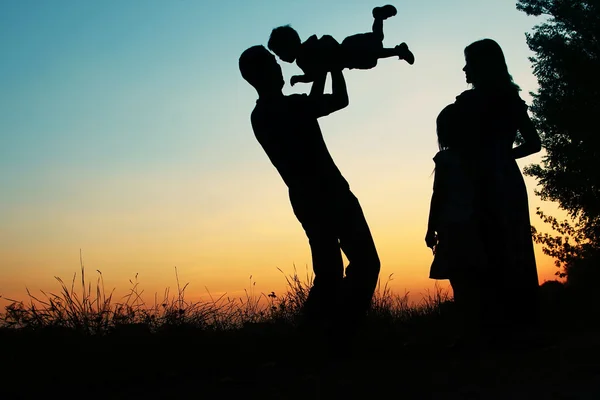 Silhouette di famiglia felice — Foto Stock