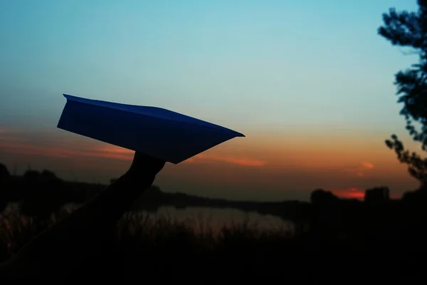 Kind silhouet die kartonnen vliegtuig — Stockfoto