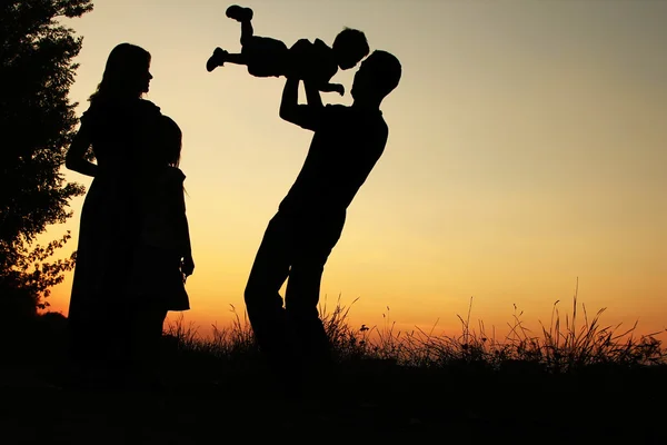 Silhouetten einer glücklichen Familie — Stockfoto