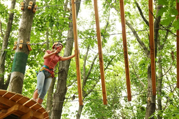 Chica en el parque en las cuerdas — Foto de Stock