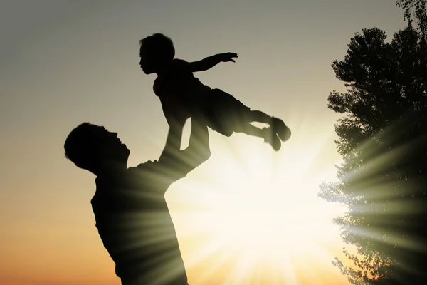 Vater mit Baby-Silhouetten — Stockfoto