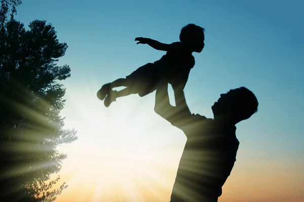 Vater mit Baby-Silhouetten — Stockfoto