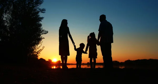 Mutlu aile Silhouettes — Stok fotoğraf