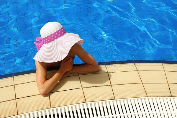 Fille dans la piscine d'eau — Photo