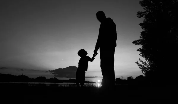 Silhouettes père et fils — Photo