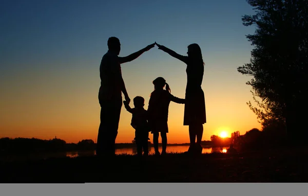 Silhouettes of happy family — Stock Photo, Image