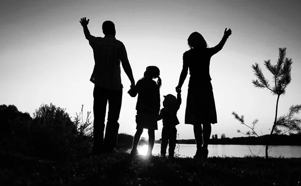 Silhouettes de famille heureuse — Photo