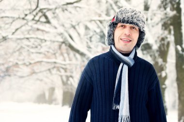 Kışın adam bir parkta