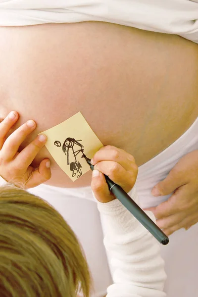 怀孕的母亲和女儿在一起 — 图库照片