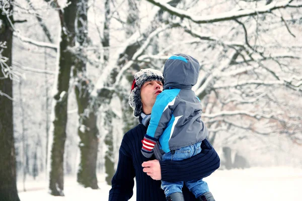 Vader met baby in winter park — Stockfoto