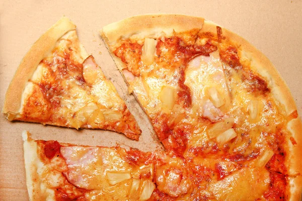 Горячая пицца — стоковое фото