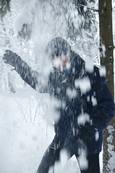 Ευτυχισμένος άνθρωπος το χειμώνα παίζοντας — Φωτογραφία Αρχείου