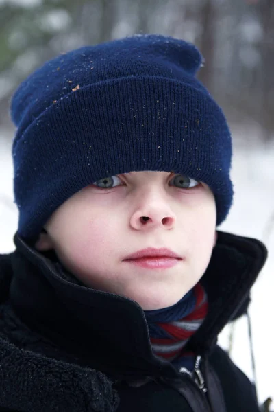 Gelukkige jongen spelen in de winter — Stockfoto