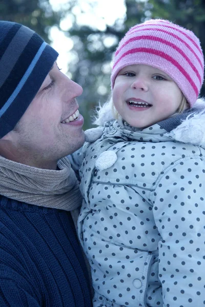 Padre con bebé en el parque de invierno — Foto de Stock