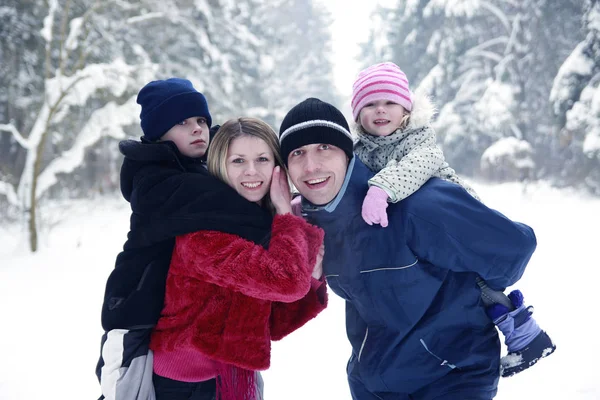 Happy family playing in winter park — Stock Photo, Image