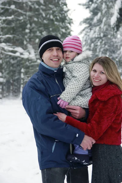 Familia al aire libre en invierno —  Fotos de Stock