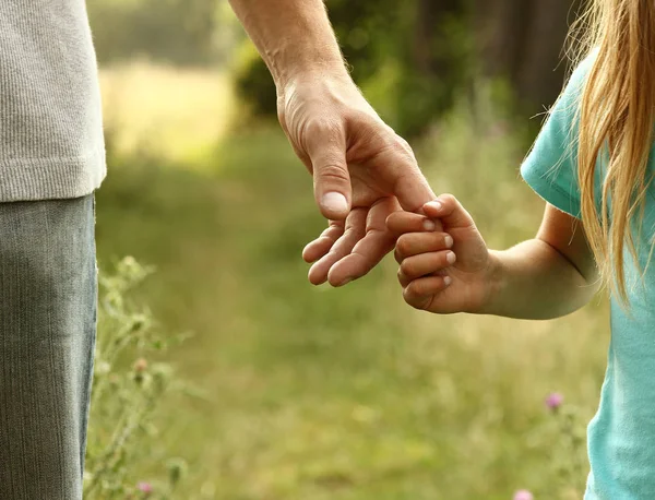 Parent tient la main d'un enfant — Photo