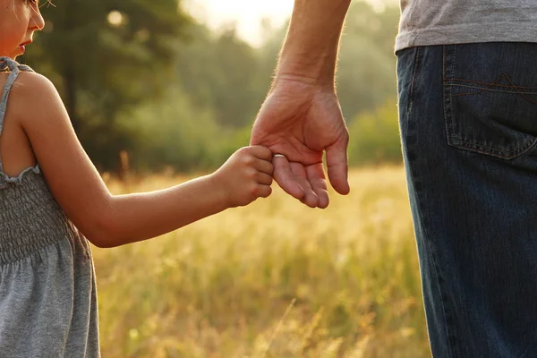 Parent holds the hand of a child — Stock Photo, Image
