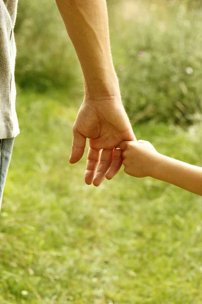 Padre sostiene la mano de un niño —  Fotos de Stock