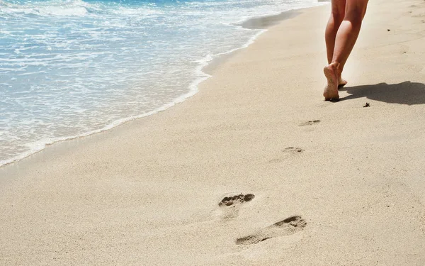 Impronte sulla spiaggia di sabbia — Foto Stock