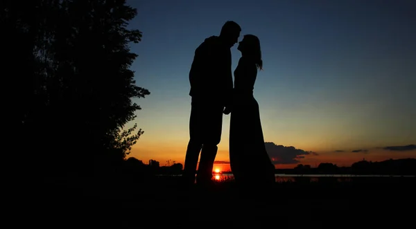 Silhouettes of couple in love — Stock Photo, Image