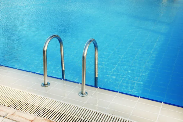 Corrimãos metálicas na piscina — Fotografia de Stock