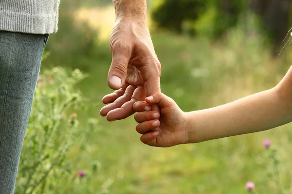 Padre sosteniendo la mano del niño —  Fotos de Stock