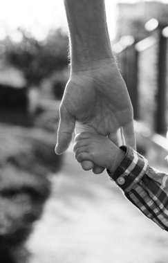 üst dikkatle çocuk elini tutar