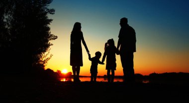 mutlu aile el ele tutuşarak silüeti