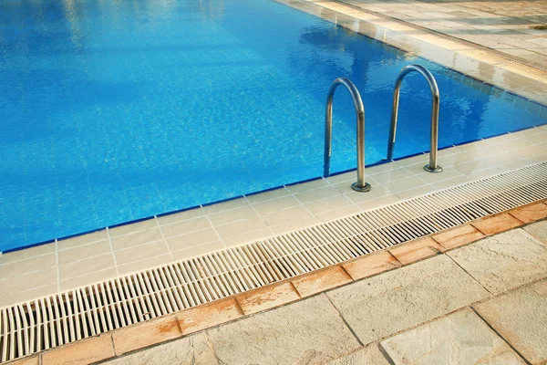 Metalliska ledstång i vatten pool — Stockfoto