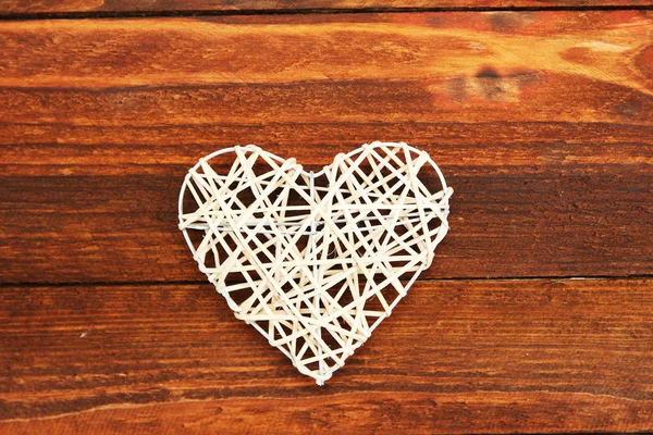 Ahşap masa üzerinde beyaz kalp