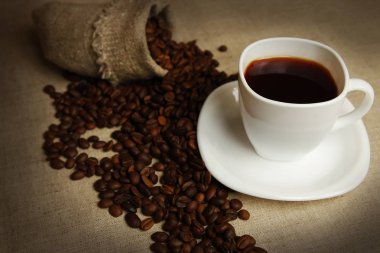 Tahıllı bir fincan kahve.