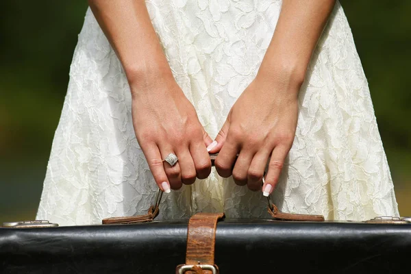 Bolsa elegante em mãos — Fotografia de Stock