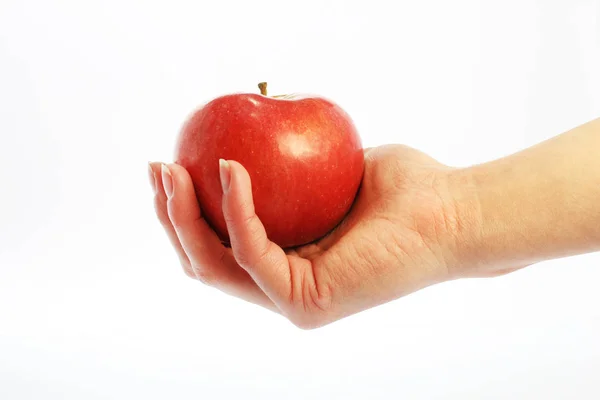 Červené jablko v rukou — Stock fotografie
