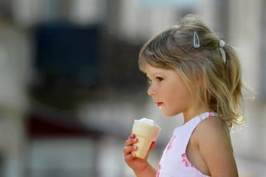Mutlu çocuk şehrinde Doğa Parkı üzerinde dondurma yeme