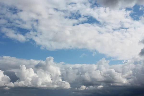 Hermoso azul nubes cielo fondo en la naturaleza del parque —  Fotos de Stock