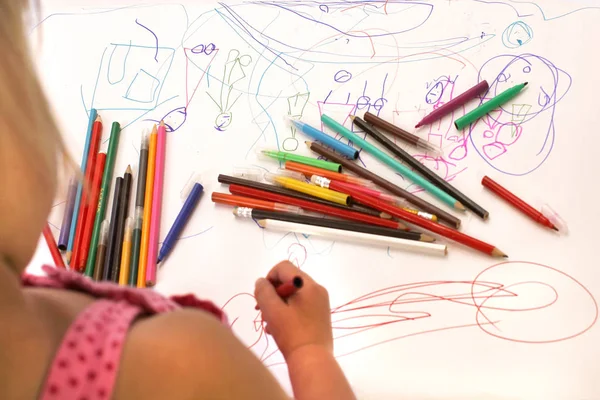 Šťastné dítě kreslí na bílém pozadí — Stock fotografie