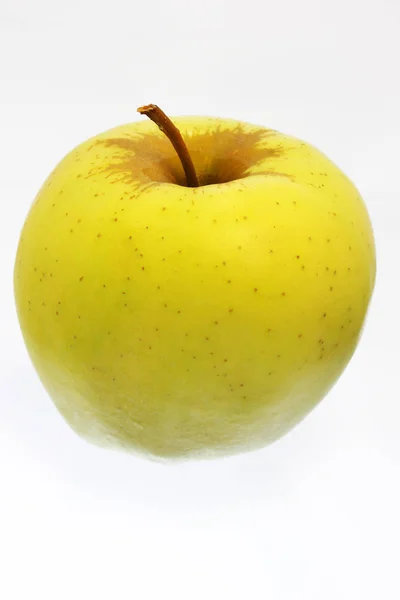 Una hermosa manzana verde sobre un fondo blanco —  Fotos de Stock