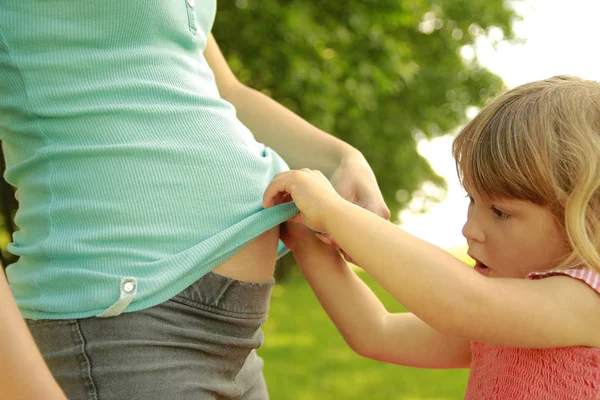 Lykkelige, gravide kvinner med barn i naturen i parken – stockfoto