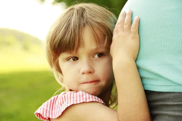 มีความสุขหญิงตั้งครรภ์กับทารกในธรรมชาติในสวนสาธารณะ — ภาพถ่ายสต็อก