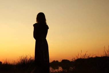 güzel kız siluet parkta niteliğine