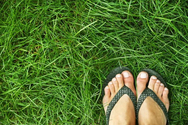 Yaz parkında çimlerin üzerinde güzel bacaklar — Stok fotoğraf