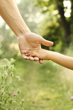 Doğadaki ebeveyn ve çocuğun elleri