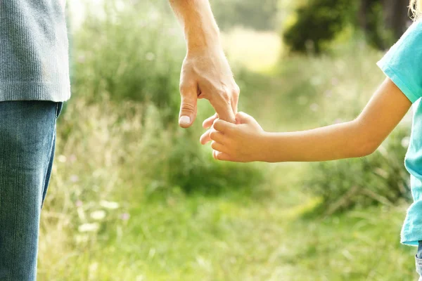 Ręce rodzica i dziecka w naturze — Zdjęcie stockowe