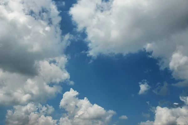 Traumhaft weiche weiße Wolken vor blauem Himmel — Stockfoto